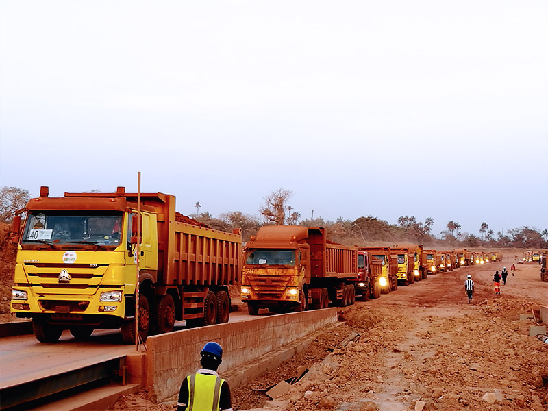 At the Bauxite transportation site in Boké, Guinea, HOWO 8x4 dump trucks, which account for about 85% of the market segment, are like a long queue and become the most beautiful scenery in the local area.